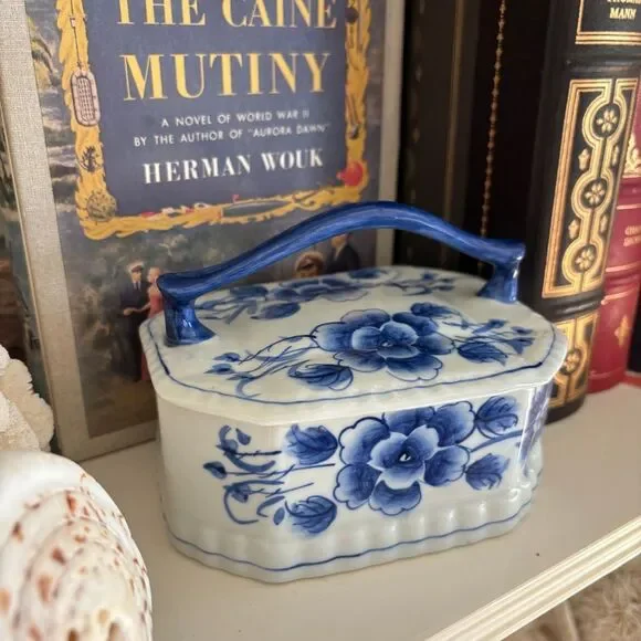 Blue and White Trinket Box w/ Handle - Picture 2 of 7